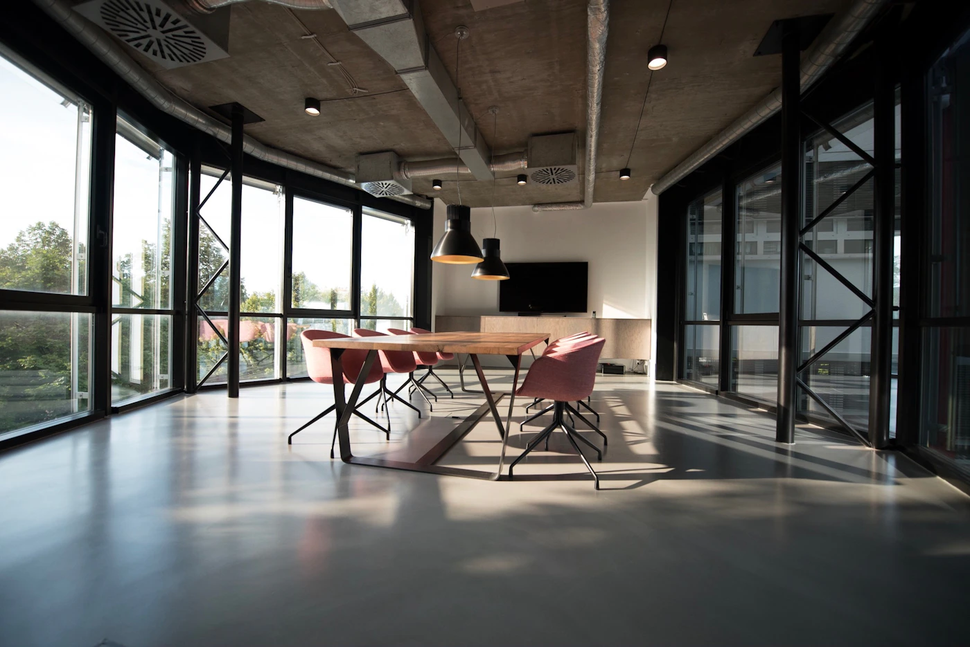 Sala de reuniones con luz natural y una mesa de trabajo